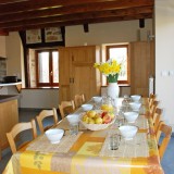 L'espace salle à manger et sa grande table devant la terrasse